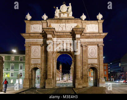 INNSBRUCK, Autriche - 26 janvier : (NOTE DU RÉDACTEUR : la latitude d'exposition de cette image a été numériquement augmenté.) l'Arc de Triomphe (en allemand : Triumphpforte) est vu de la Leopoldstraße le 26 janvier 2018 à Innsbruck, en Autriche. Banque D'Images