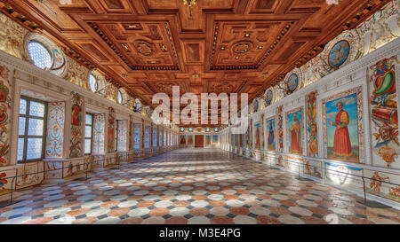 INNSBRUCK, Autriche - 27 janvier : (NOTE DU RÉDACTEUR : Cette image HDR a été numériquement comme composite.) La salle de l'espagnol (en allemand : Spanischer Saal) est considéré à l'château d'Ambras (en allemand : Scloß) d'Ambras, le 27 janvier 2018 à Innsbruck, en Autriche. Banque D'Images