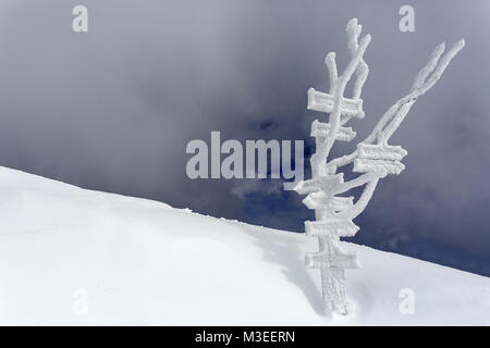 Panneau dans la neige gelé en hiver à Velika planina, la Slovénie. Banque D'Images
