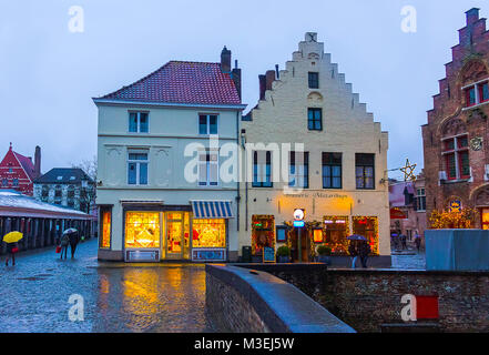 Bruges, Belgique - 13 décembre 2017 : Les gens s'approcher de bâtiments médiévaux historiques le long d'un canal de Bruges Banque D'Images