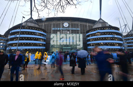 Fans arriver au stade avant le premier match de championnat à l'Etihad Stadium, Manchester. Banque D'Images