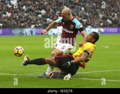 Marvin Zeegelaar de Watford (en bas) et West Ham United's Pablo Zabaleta bataille pour la balle durant le match de Premier League stade de Londres. Banque D'Images