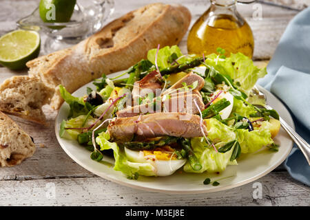 Thon salade printanière œufs durs asperges salade de laitue Banque D'Images