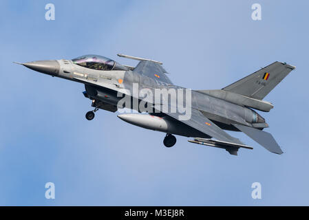 Un avion de chasse F-16 de la Force Aérienne Belge est prêt à atterrir sur la base aérienne de Kleine Brogel en Belgique. Banque D'Images