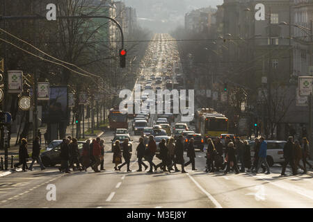 Les piétons qui traversent la rue Kneza Milosa à Belgrade, en Serbie. Banque D'Images