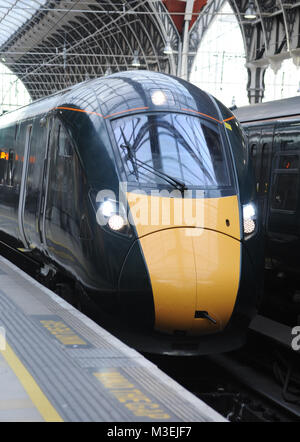 Le train, 800010, est dévoilée par sa fille Karen Jankel lors d'un événement spécial sur la plate-forme 1, London Paddington, près de l'endroit où l'ours Paddington première entre en scène dans le film de 2014 de l'auteur du célèbre la création. La femme de Michael, Sue Bond, et Mark Hopwood (Great Western Railway (Gérant) étaient également présents à la cérémonie, avec atmosphère : où : London, Royaume-Uni Quand : 10 Jan 2018 Credit : WENN.com Banque D'Images