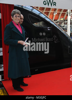 Le train, 800010, est dévoilée par sa fille Karen Jankel lors d'un événement spécial sur la plate-forme 1, London Paddington, près de l'endroit où l'ours Paddington première entre en scène dans le film de 2014 de l'auteur du célèbre la création. La femme de Michael, Sue Bond, et Mark Hopwood (Great Western Railway (Gérant) étaient également présents à la cérémonie, avec : Sue Bond, Mark Hopwood GWR MD Où : London, Royaume-Uni Quand : 10 Jan 2018 Credit : WENN.com Banque D'Images