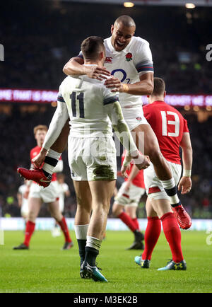 L'Angleterre Jonny peut (à gauche) fête marquant son premier essai du côté du jeu avec son coéquipier Jonathan Joseph au cours de la NatWest 6 Nations match à Twickenham Stadium, Londres. Banque D'Images