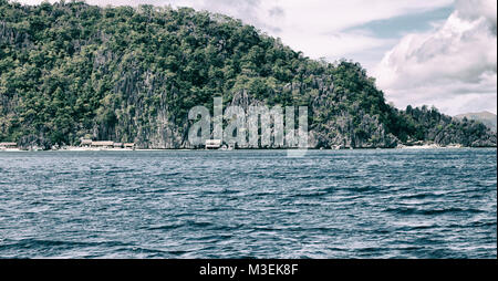 À partir d'un bateau en philippines Snake Island près de El Nido, Palawan, beau panorama sur la mer et littoral rock Banque D'Images