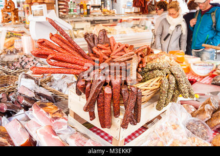 Salzbourg, Autriche - 20 mai 2017 : différents types de saucisses fumées, salamies et la viande en vente sur un étal du marché de plein air sur l'Alter Markt (vieux Banque D'Images