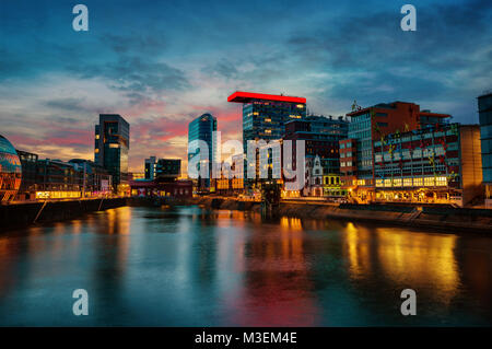 La nuit, Medienhafen Düsseldorf Allemagne prises en 2015 Banque D'Images