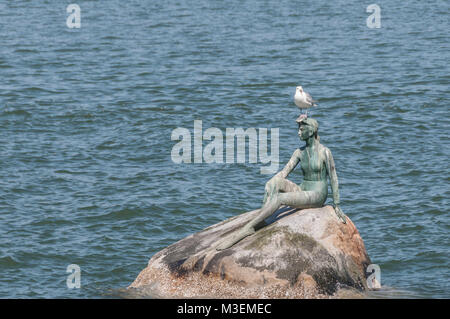 Vancouver, Colombie-Britannique / Canada - Juillet 20, 2010 : Girl in Wetsuit est une sculpture en bronze de taille vie Elek Imredy dans l'eau sur le côté nord de Banque D'Images