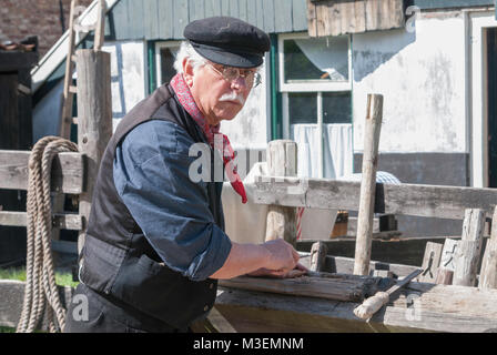 Enkhuizen, Pays-Bas - 20 Avril 2007 : habitants portent le costume traditionnel et de travailler au musée du Zuiderzee Zuiderzee qui montre la vie telle qu'elle était de Banque D'Images