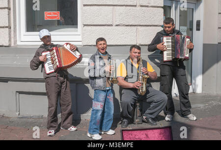 Amsterdam, Pays-Bas / 29 Avril 2007 : des musiciens de rue d'effectuer sur un coin à Amsterdam Banque D'Images