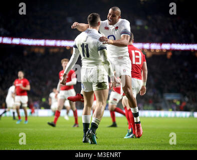 L'Angleterre Jonny peut (à gauche) fête marquant son premier essai du côté du jeu avec son coéquipier Jonathan Joseph au cours de la NatWest 6 Nations match à Twickenham Stadium, Londres. Banque D'Images