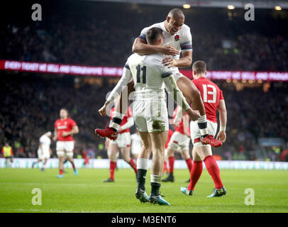 L'Angleterre Jonny peut (à gauche) fête marquant son premier essai du côté du jeu avec son coéquipier Jonathan Joseph au cours de la NatWest 6 Nations match à Twickenham Stadium, Londres. Banque D'Images