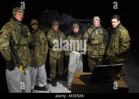 Des soldats d'une compagnie, 1er Bataillon du Royal Welsh regarder la télévision la couverture des Six Nations rugby union match entre l'Angleterre et le Pays de Galles à des températures de moins 10 degrés celsius alors que déployés dans le cadre de l'opération à Cabrit Tapa, l'Estonie. Banque D'Images