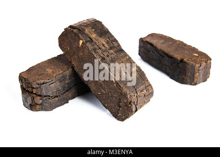 Briquettes de tourbe isolé sur fond blanc, les carburants, les matières premières Banque D'Images