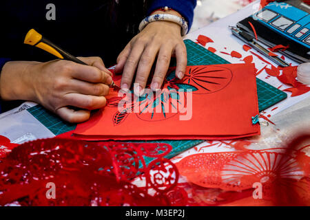 Un maître chinois est engagé dans l'art populaire Jianzhi - folk traditionnel papier découpé chinois décoratif Banque D'Images