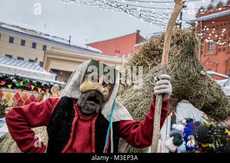 Les participants au programme d'animation dans la région de fancy dress durant la célébration de la Maslenitsa Moscou festival sur la place de la Révolution, la Russie Banque D'Images