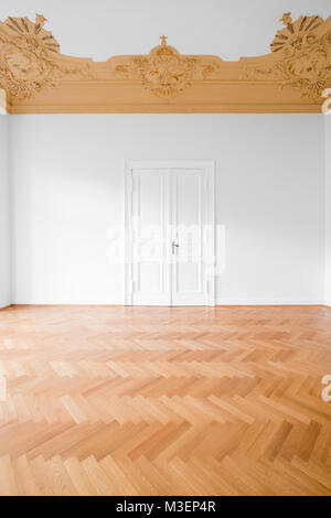 Intérieur immobilier , salle vide avec plafond en stuc et parquet à chevrons Banque D'Images