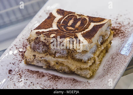 Gâteau carré. Les gâteaux au chocolat avec du sucre en poudre sur une plaque de métal. Selective focus Banque D'Images
