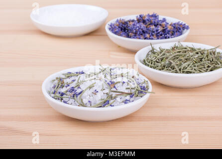 Sel aux herbes avec romarin et lavande fleurs sur un fond de bois Banque D'Images