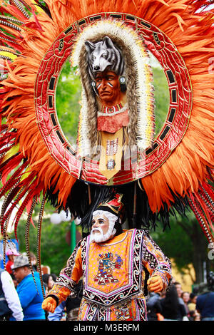 Scène du carnaval, un Mexicain Huehue danseur vêtu d'un costume folklorique traditionnel mexicain avec une big plume et masque en bois riche en couleur Banque D'Images