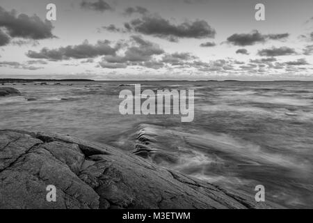 Image en noir et blanc de paysage marin. Photo prise à Lahti en Finlande. Banque D'Images