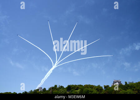 Vol en formation de l'équipe de voltige de l'armée de l'air du blue-impulsion du japon Banque D'Images