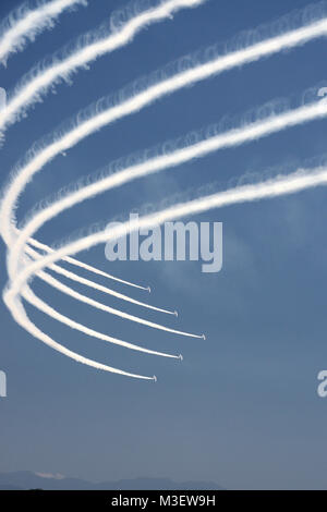 Vol en formation de l'équipe de voltige de l'armée de l'air du blue-impulsion du japon Banque D'Images