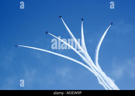 Vol en formation de l'équipe de voltige de l'armée de l'air du blue-impulsion du japon Banque D'Images