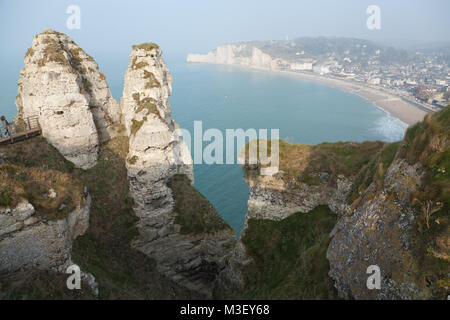 Étretat en Normandie, dans le nord-ouest de la France. Banque D'Images