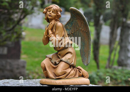 Statue Angel dans un cimetière catholique Banque D'Images