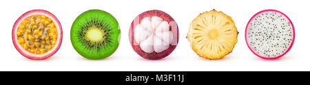 Les tranches de fruits tropicaux isolés. Fruits exotiques frais réduit de moitié (maracuya, kiwi, mangoustan, ananas, dragonfruit) dans une rangée isolated on white backg Banque D'Images