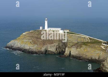 Phare de South Stack est situé sur une petite île au large de la côte nord-ouest de l'île sacrée, Anglesey. Il a été construit en 1809. Banque D'Images