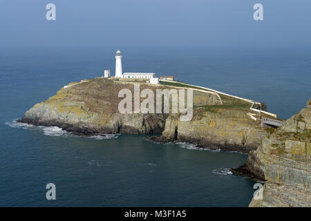 Phare de South Stack est situé sur une petite île au large de la côte nord-ouest de l'île sacrée, Anglesey. Il a été construit en 1809. Banque D'Images