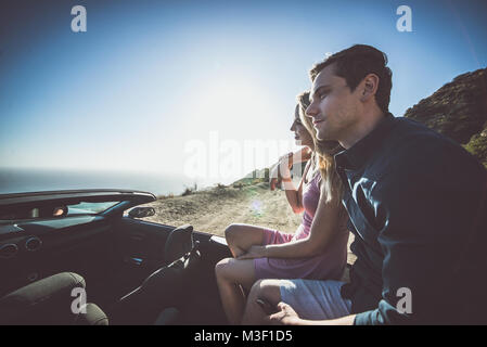 Moment romantique sur la falaise à Malibu. Couple watching panorama à partir de leur voiture Banque D'Images