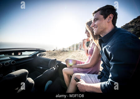 Moment romantique sur la falaise à Malibu. Couple watching panorama à partir de leur voiture Banque D'Images