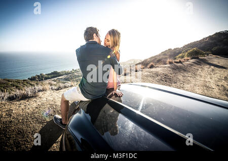 Moment romantique sur la falaise à Malibu. Couple watching panorama à partir de leur voiture Banque D'Images