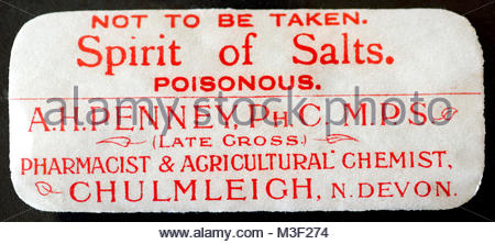 Les étiquettes de chimiste Vintage flacons de médicaments au début des années 1900 - L'esprit des sels Banque D'Images