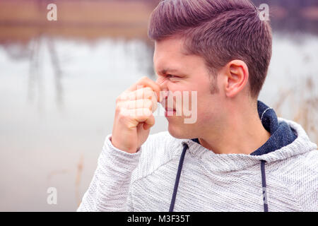 Portrait of handsome man smelling blonde quelque chose de grave. Banque D'Images