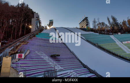 INNSBRUCK, Autriche - 27 janvier : (NOTE DU RÉDACTEUR : la latitude d'exposition de cette image a été numériquement augmenté.) Le tremplin de Bergisel est vu du stade le 27 janvier 2018 à Innsbruck, en Autriche. Banque D'Images