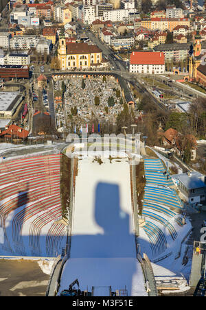 INNSBRUCK, Autriche - 27 janvier : (NOTE DU RÉDACTEUR : la latitude d'exposition de cette image a été numériquement augmenté.) Le Stade Olympique et le cimetière sont vu du haut de la piste de saut à ski Bergisel le 27 janvier 2018 à Innsbruck, en Autriche. Banque D'Images