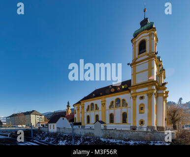 INNSBRUCK, Autriche - 27 janvier : (NOTE DU RÉDACTEUR : la latitude d'exposition de cette image a été numériquement augmenté.) La basilique de Wilten (en allemand : Basilique Wilten) est vu à Pastorstraße le 27 janvier 2018 à Innsbruck, en Autriche. Banque D'Images