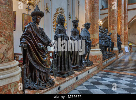 INNSBRUCK, Autriche - 28 janvier : (NOTE DU RÉDACTEUR : Cette image HDR a été numériquement comme composite.) l'Église Hofkirche (Cour) est vu de l'intérieur le 28 janvier 2018 à Innsbruck, en Autriche. L'église de la Cour est aussi connu par les locaux comme Schwarzmander "église" grâce à la vie 28 chiffres en bronze grandeur nature qui montent la garde, veillant sur le tombeau de l'empereur Maximilien I. Banque D'Images