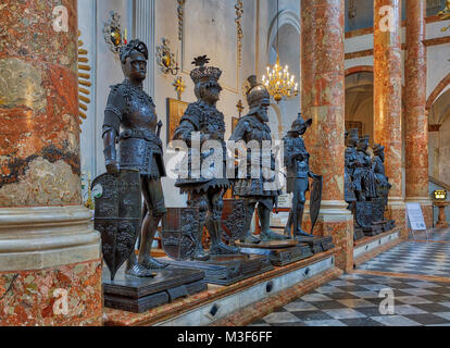 INNSBRUCK, Autriche - 28 janvier : (NOTE DU RÉDACTEUR : Cette image HDR a été numériquement comme composite.) l'Église Hofkirche (Cour) est vu de l'intérieur le 28 janvier 2018 à Innsbruck, en Autriche. L'église de la Cour est aussi connu par les locaux comme Schwarzmander "église" grâce à la vie 28 chiffres en bronze grandeur nature qui montent la garde, veillant sur le tombeau de l'empereur Maximilien I. Banque D'Images