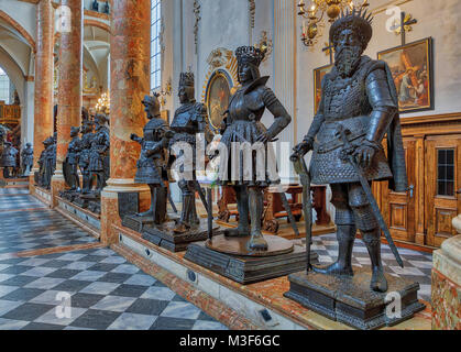 INNSBRUCK, Autriche - 28 janvier : (NOTE DU RÉDACTEUR : Cette image HDR a été numériquement comme composite.) l'Église Hofkirche (Cour) est vu de l'intérieur le 28 janvier 2018 à Innsbruck, en Autriche. L'église de la Cour est aussi connu par les locaux comme Schwarzmander "église" grâce à la vie 28 chiffres en bronze grandeur nature qui montent la garde, veillant sur le tombeau de l'empereur Maximilien I. Banque D'Images