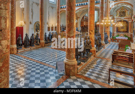 INNSBRUCK, Autriche - 28 janvier : (NOTE DU RÉDACTEUR : Cette image HDR a été numériquement comme composite.) l'Église Hofkirche (Cour) est vu de l'intérieur le 28 janvier 2018 à Innsbruck, en Autriche. L'église de la Cour est aussi connu par les locaux comme Schwarzmander "église" grâce à la vie 28 chiffres en bronze grandeur nature qui montent la garde, veillant sur le tombeau de l'empereur Maximilien I. Banque D'Images