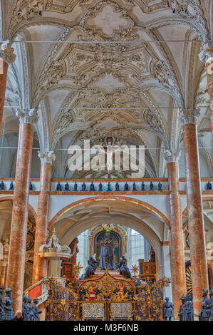 INNSBRUCK, Autriche - 28 janvier : (NOTE DU RÉDACTEUR : Cette image HDR a été numériquement comme composite.) l'Église Hofkirche (Cour) est vu de l'intérieur le 28 janvier 2018 à Innsbruck, en Autriche. L'église de la Cour est aussi connu par les locaux comme Schwarzmander "église" grâce à la vie 28 chiffres en bronze grandeur nature qui montent la garde, veillant sur le tombeau de l'empereur Maximilien I. Banque D'Images